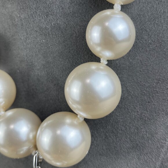 NEW Vivienne Westwood Giant Faux Pearl Necklace Silver - Picture 9 of 9